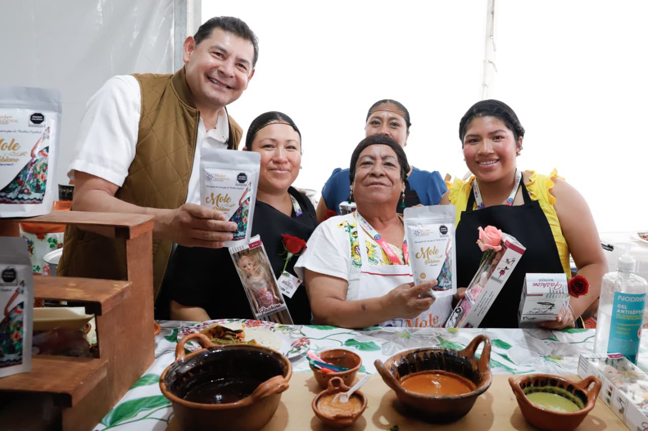 Armenta celebra con familias en la Feria de Puebla