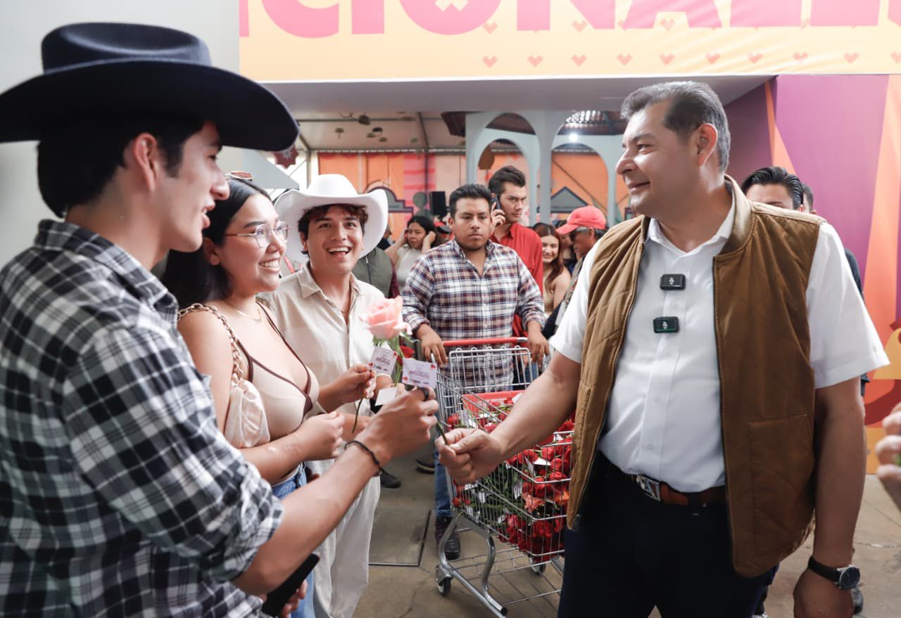 Armenta celebra con familias en la Feria de Puebla