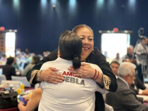 Reconocen a maestros con décadas de servicio en Puebla; destacan su papel en la transformación social