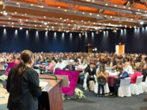 Reconocen a maestros con décadas de servicio en Puebla; destacan su papel en la transformación social