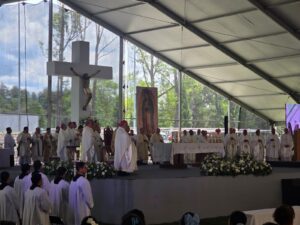 Sacerdotes celebran 50 años de sacerdocio de Mons. Sánchez