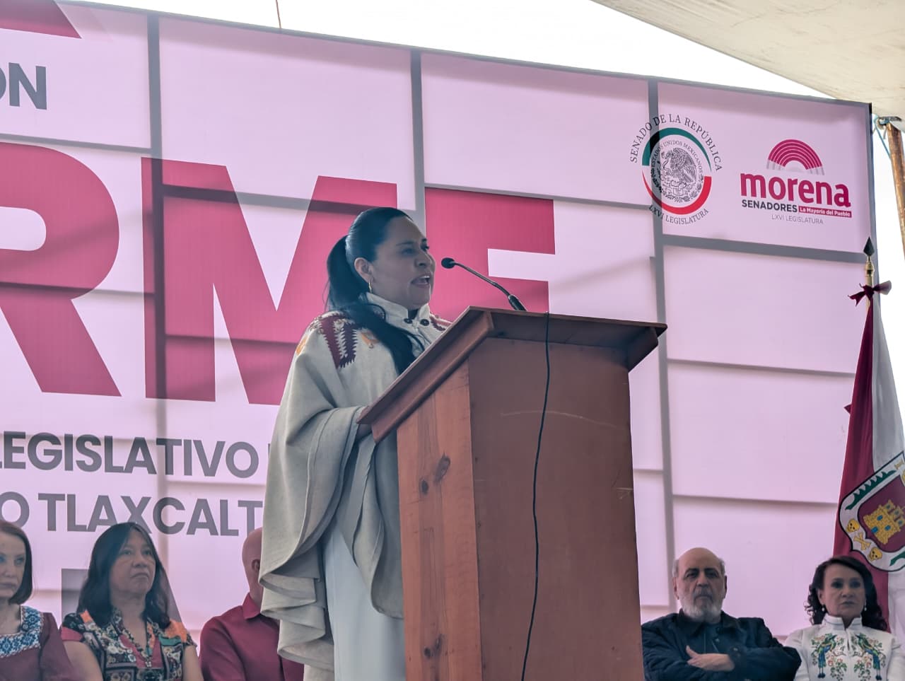 Ana Lilia Rivera rinde informe y recibe respaldo